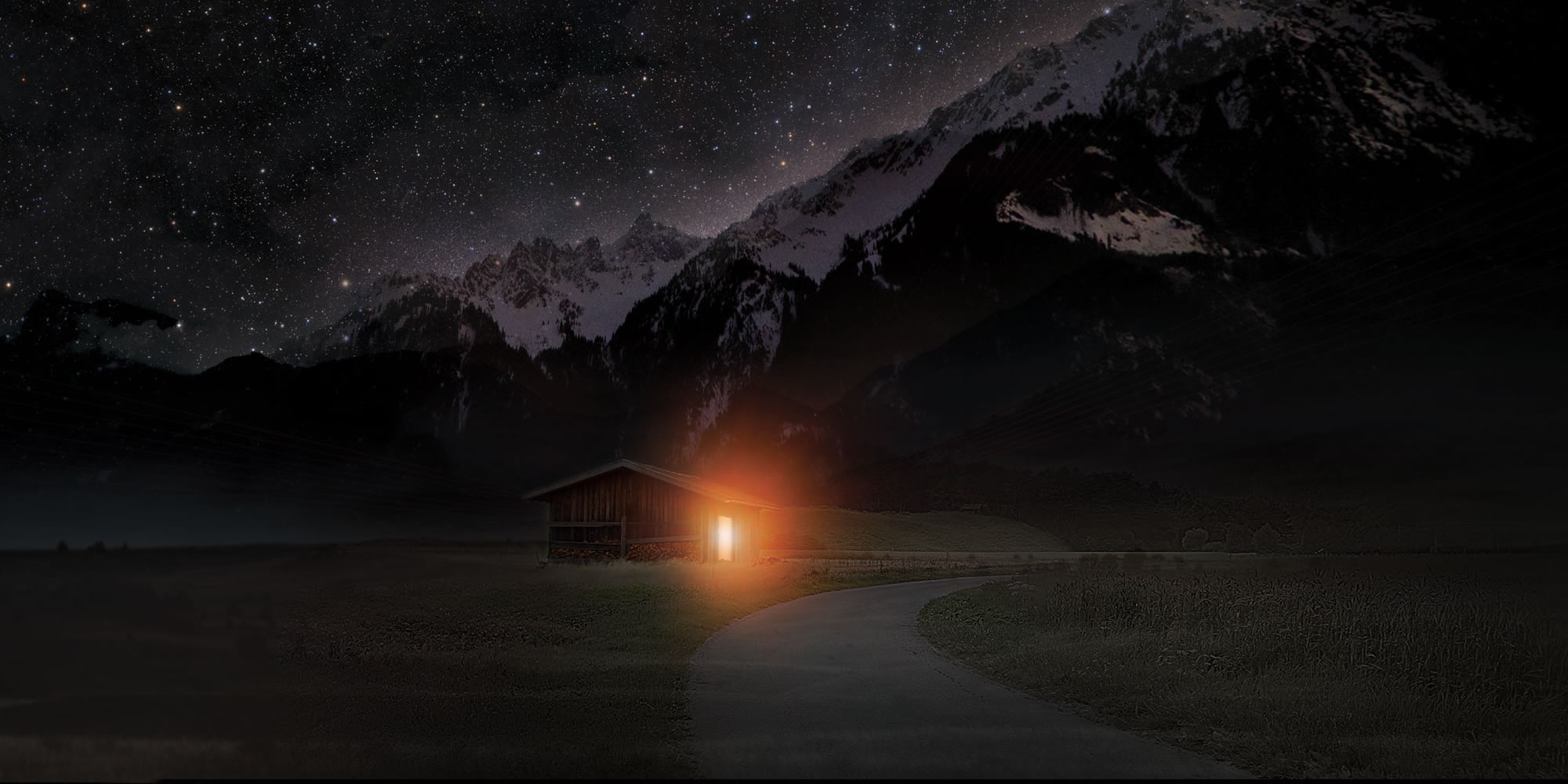 Bildmontage einer Berghütte mit erleuchtetem Fenster unter einem Sternenhimmel